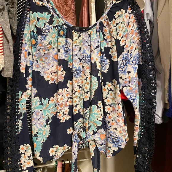 long sleeve cute top! - Picture 1 of 4